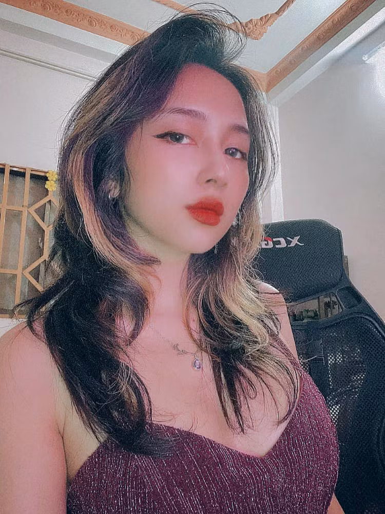 Mercury Nguyen ở ngoài đời theo đuổi phong cách gợi cảm táo bạo và sở hữu không ít những tấm hình siêu nóng bỏng, khoe thân hình quyến rũ.