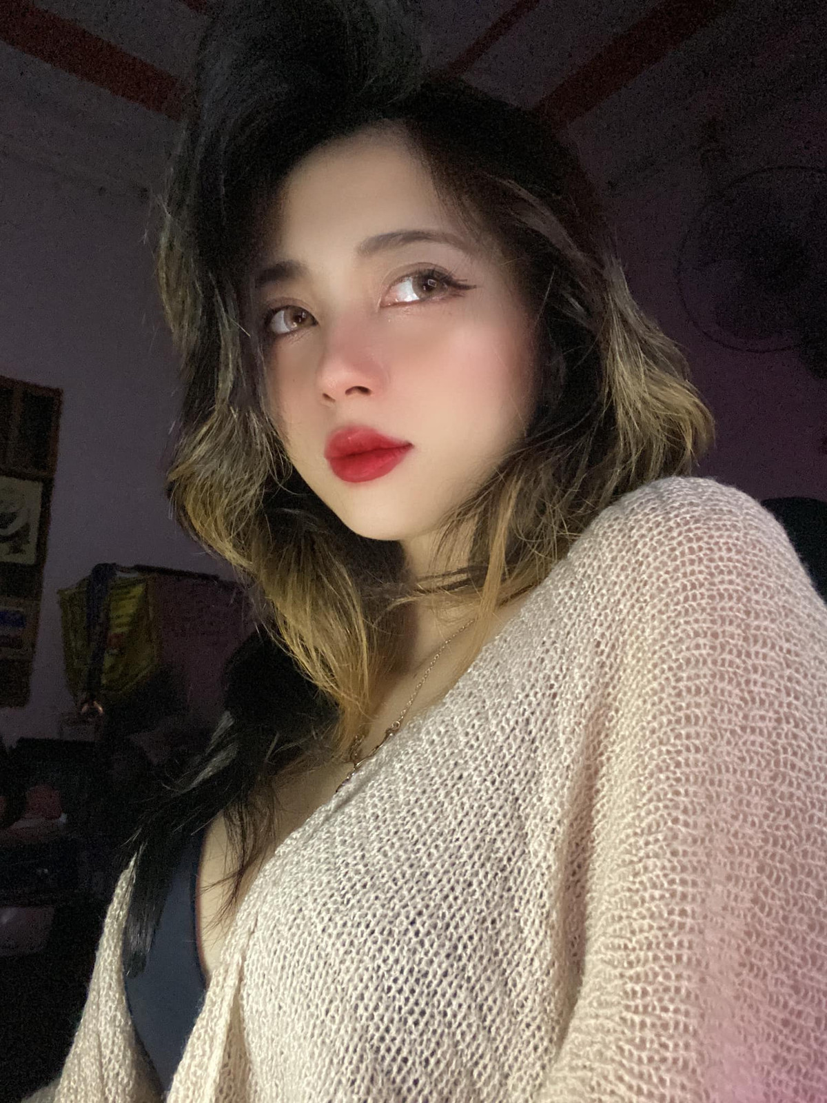 Chỉ lọt vào khung hình vài giây nhưng nữ trọng tài xinh đẹp của làng game Mercury Nguyen đã nhanh chóng chiếm trọn sóng trên MXH.