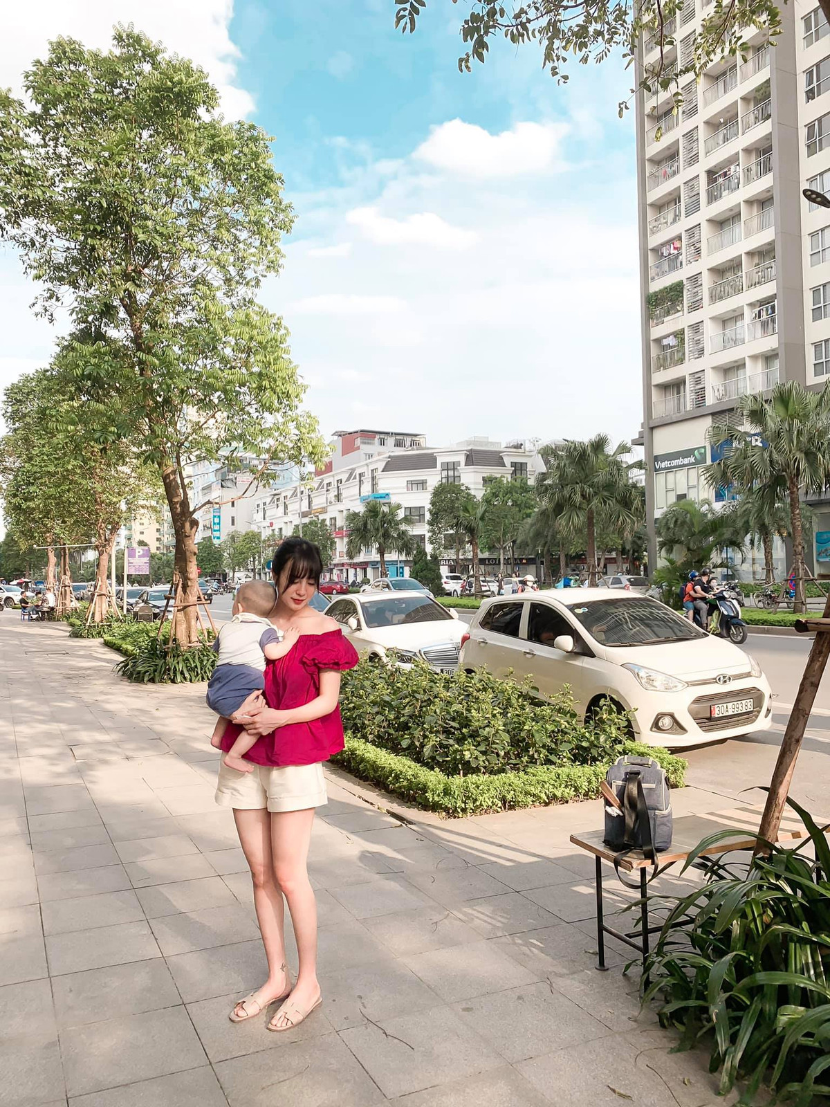 Bà mẹ bỉm sữa luôn chiếm trọn ánh nhìn của người khác dù xuất hiện ở nơi đâu.