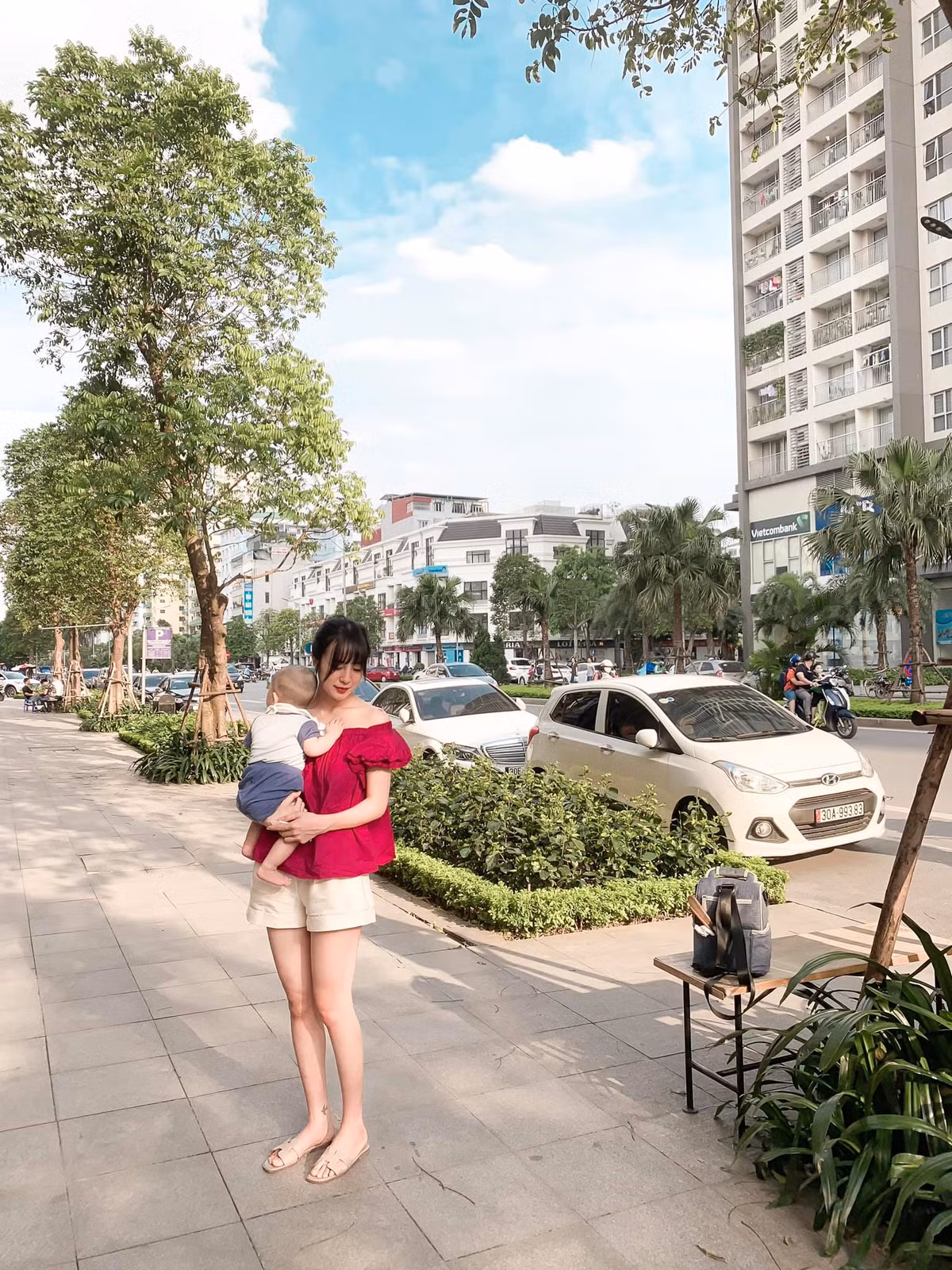 Bà mẹ bỉm sữa luôn chiếm trọn ánh nhìn của người khác dù xuất hiện ở nơi đâu.