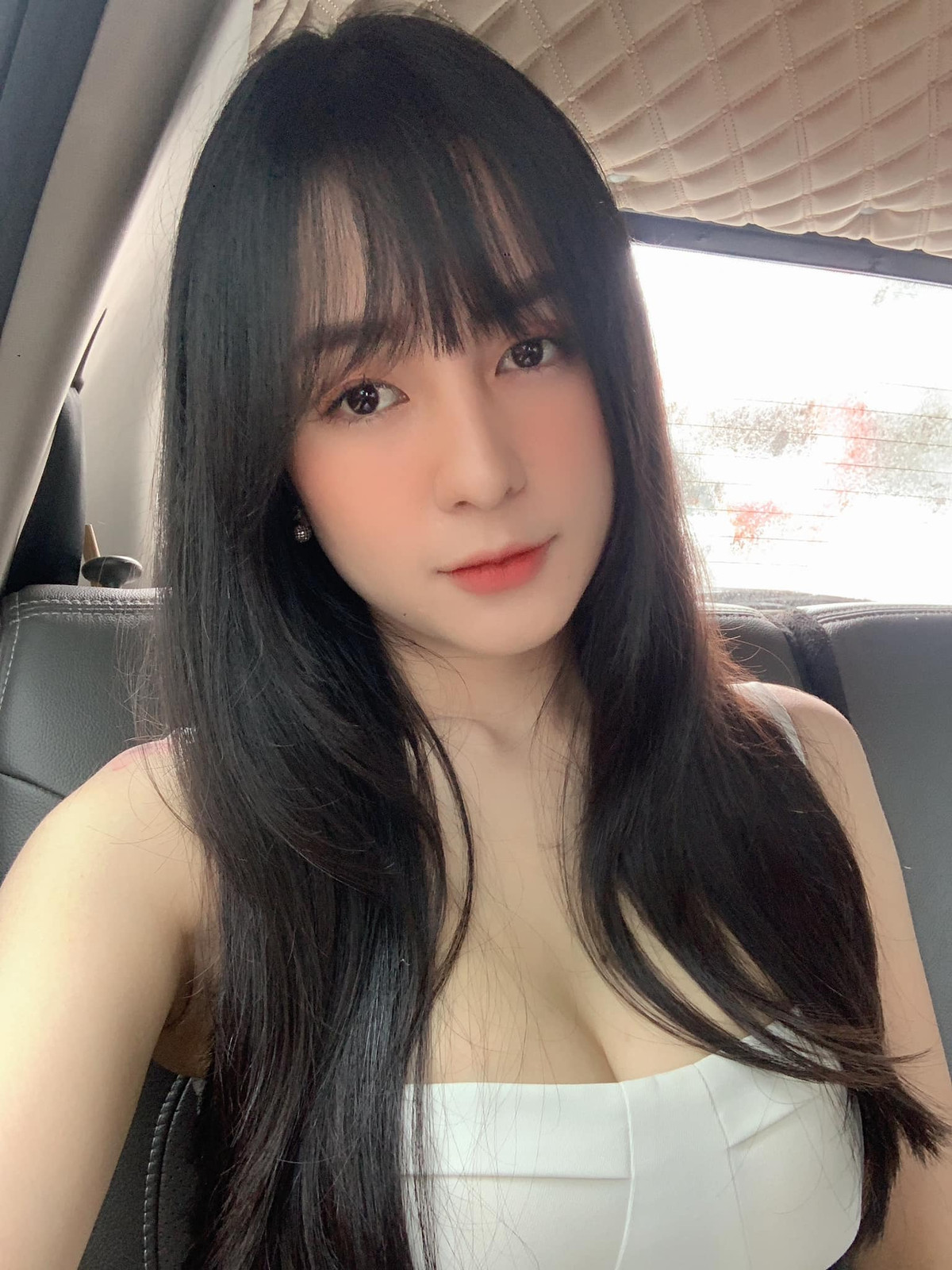 Với style nữ tính và gợi cảm, Nguyễn Thanh Thủy toát lên vẻ đẹp sang chảnh, quý phái.