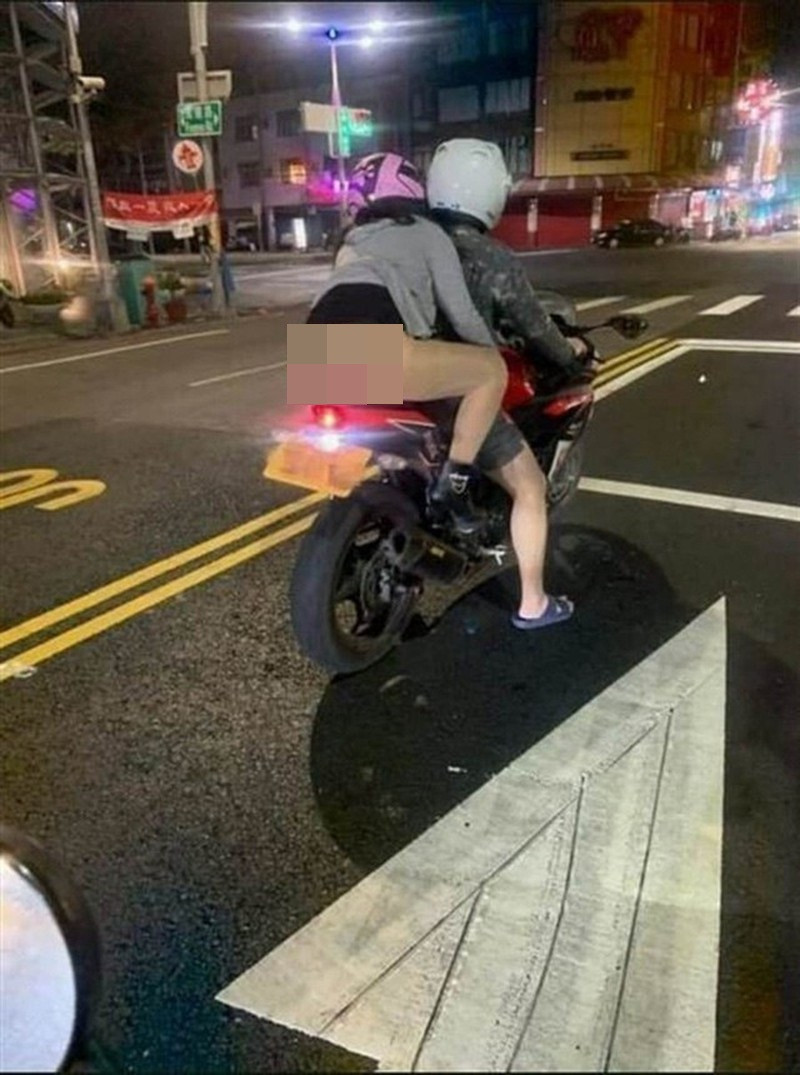 Ngồi sau xe phân khối lớn, cô gái này cũng vô tình để lộ nội y bên trong mà không có chút nào ái ngại, người đi đường cũng phải ngán ngẩm lắc đầu quay đi.