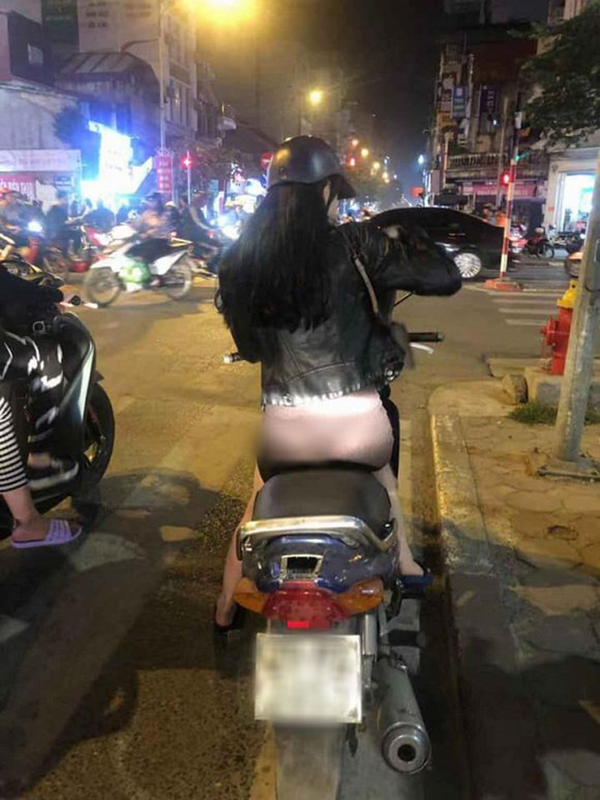 Hình ảnh cô gái ăn mặc "thời trang phang thời tiết" sau khi được chia sẻ lên mạng xã hội đã khiến nhiều người không khỏi "nóng mắt".