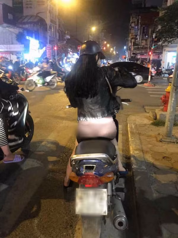 Hình ảnh cô gái ăn mặc "thời trang phang thời tiết" sau khi được chia sẻ lên mạng xã hội đã khiến nhiều người không khỏi "nóng mắt".