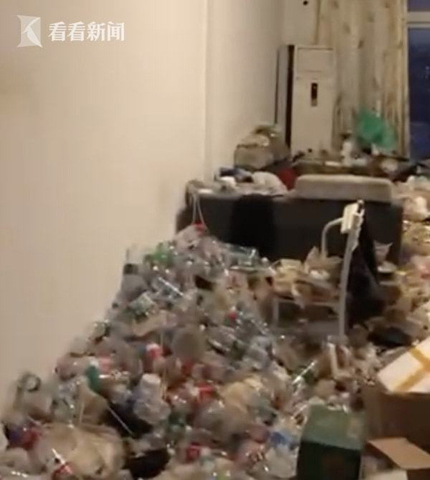 Theo lời anh Gao, chủ căn phòng trọ ngập rác này là một thanh niên 20 tuổi và đã thuê được 2 năm. Tuy sở hữu vẻ ngoài trắng trẻo, đẹp trai nhưng chàng thanh niên lại ở bẩn thì hết chỗ nói.