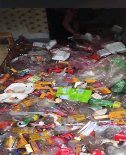 Nguyên một núi rác rải từ dưới sàn nhà, trong gầm giường rồi chất đống trên chiếc chiếu cói mục nát đủ các loại từ hộp đồ ăn, vỏ nước uống, thuốc lá…