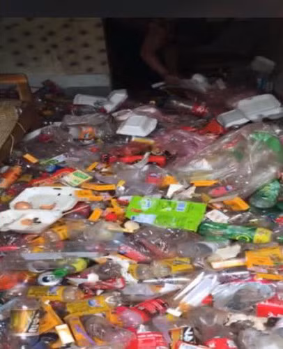 Nguyên một núi rác rải từ dưới sàn nhà, trong gầm giường rồi chất đống trên chiếc chiếu cói mục nát đủ các loại từ hộp đồ ăn, vỏ nước uống, thuốc lá…