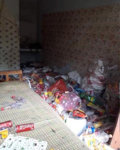 Đó không phải một căn phòng trọ trống huếch trống hoác khi ai đó rời đi mà những khoảng không gian trong nhà đều được lấp đầy bằng rác thải.