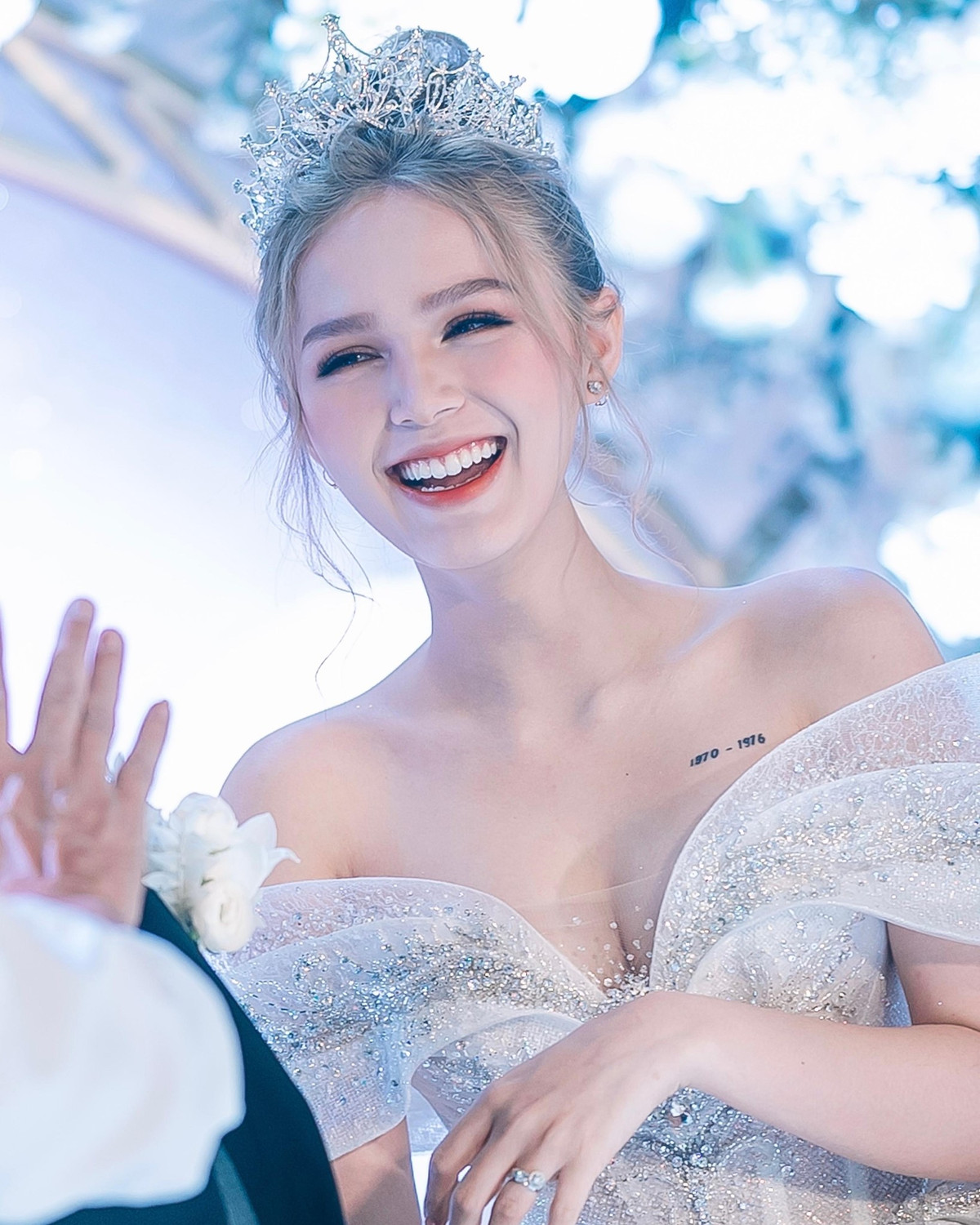 Không chỉ xinh đẹp, dễ thương, hot girl Xoài Non cũng vô cùng tình cảm với gia đình, cô nàng không ngại chịu chi để mua những món quà đắt đỏ tặng gia đình mình.