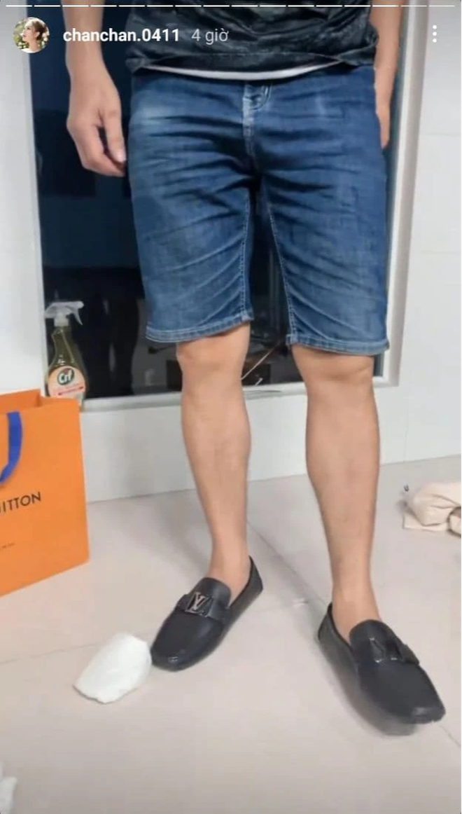 Điều đáng nói ở đây chính là món quà cao cấp mà cô nàng dành cho cha. Nhân dịp đặc biệt này, Xoài Non tặng cho bố mình một đôi giày Âu của thương hiệu thời trang Louis Vuitton.