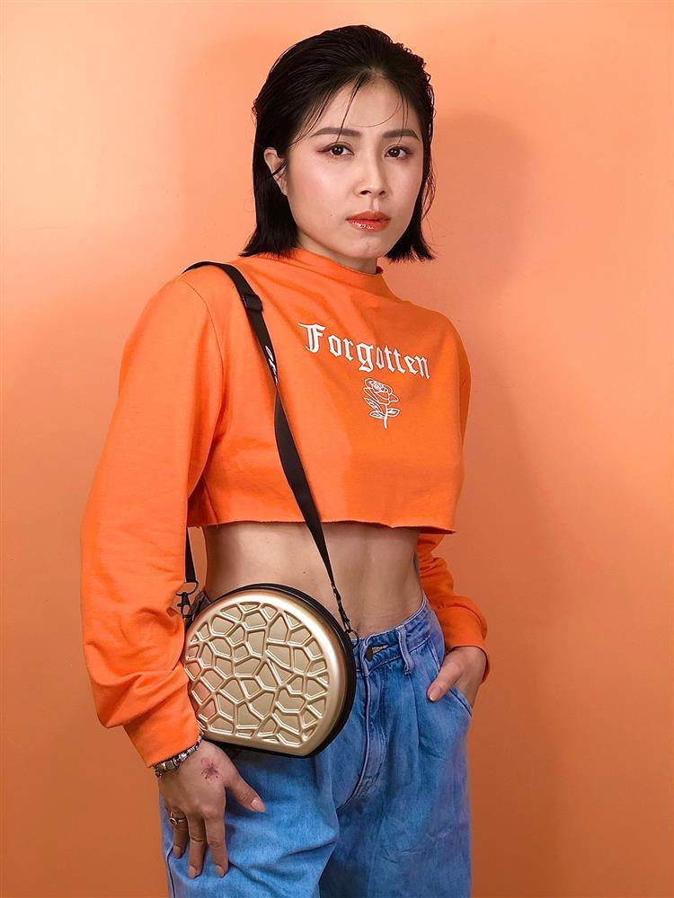 Đây không phải lần đầu nữ MC khoe hình ảnh gợi cảm như vậy. Hoàng Linh vẫn thường xuyên khoe khoảnh khắc diện bikini nóng bỏng, thời trang kiệm vải trên mạng xã hội.