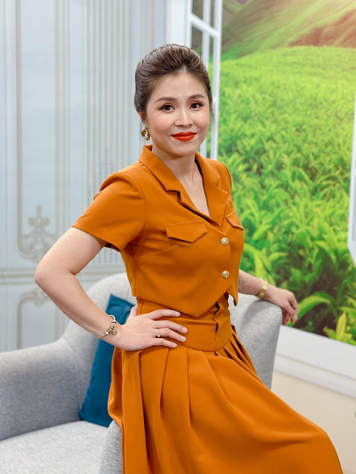 Hoàng Linh là nữ MC xinh đẹp, sở hữu vẻ ngoài cá tính, từng dẫn nhiều chương trình nổi tiếng trên sóng VTV như: Chúng tôi là chiến sỹ, Ở nhà chủ nhật, Thư viện cuộc sống,...