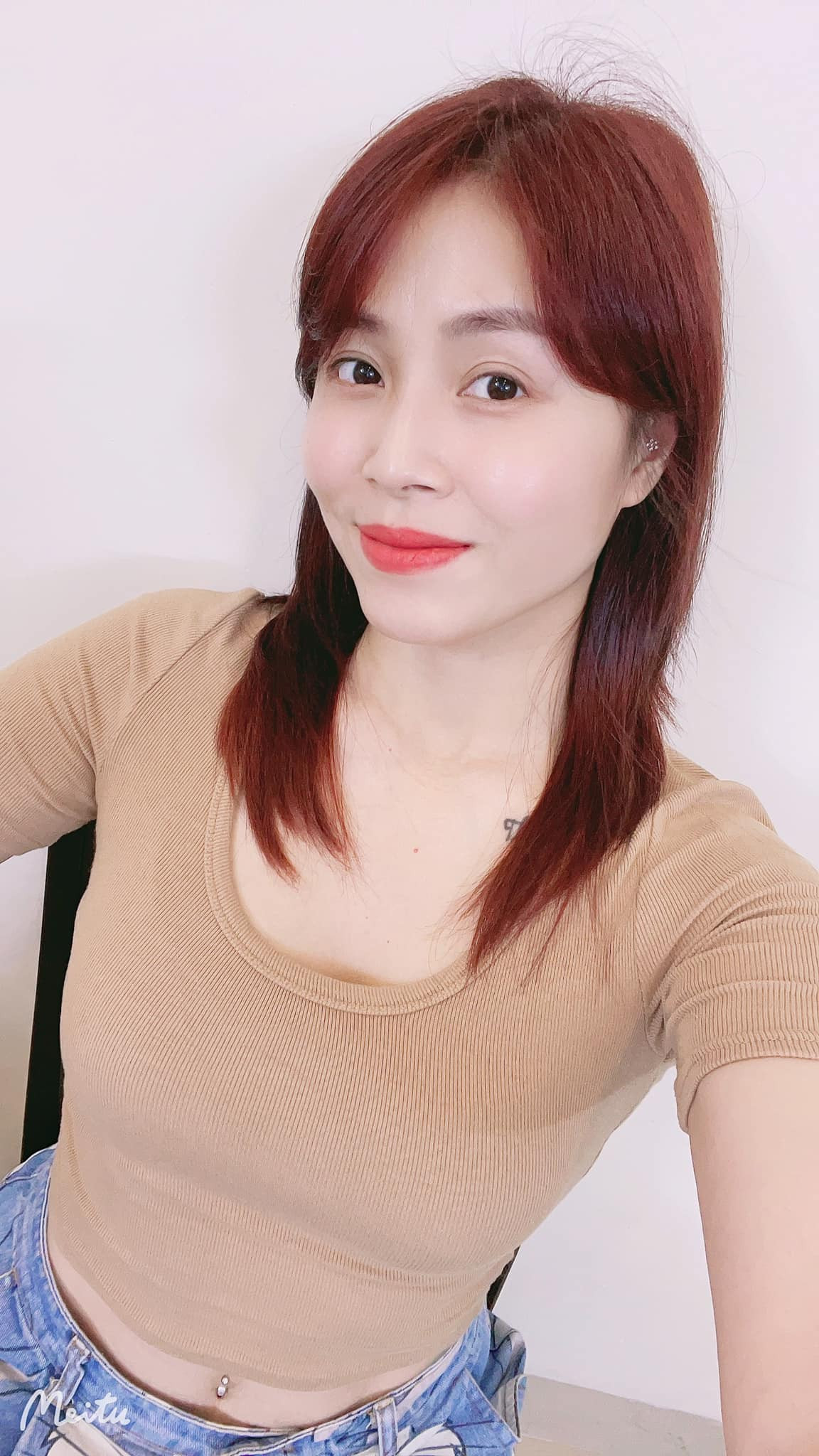 MC Hoàng Linh sở hữu 9 hình xăm có kích cỡ khác nhau trên cơ thể Trong đó, ấn tượng nhất phải kể đến hình xăm hoa hồng ở đùi và hình xăm sư tử ở cánh tay.