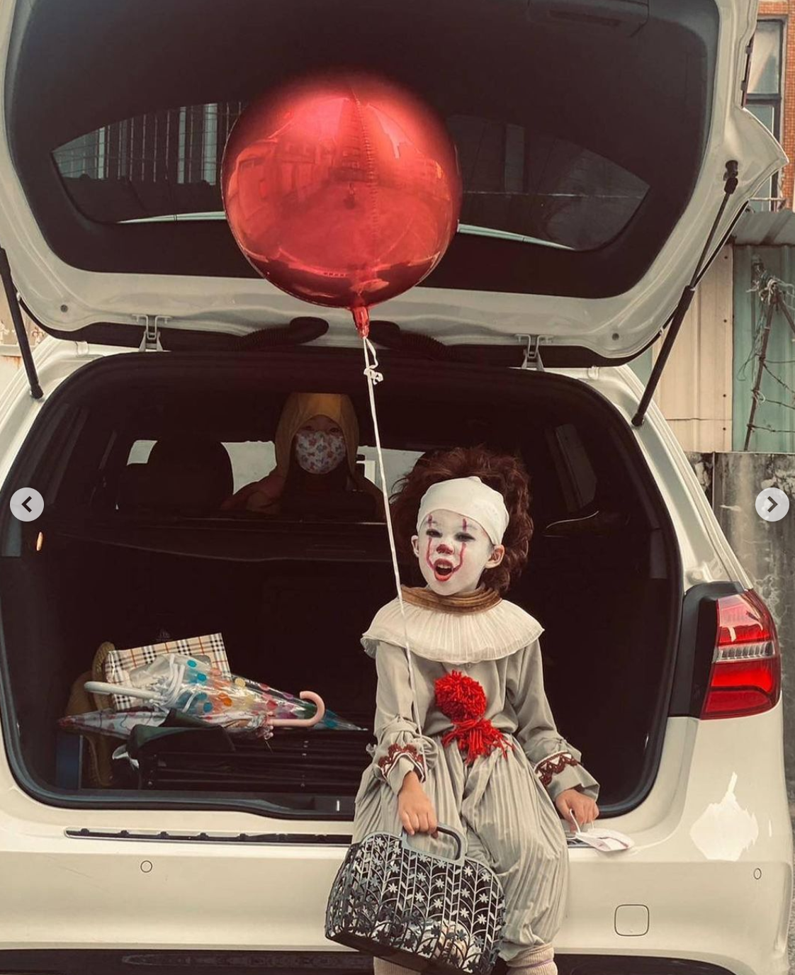 Mọi chi tiết về nhân vật đều được mẹ của Momo làm giống y "bản gốc", thậm chí hai cô bé còn thể hiện các thần thái y như trong phim.