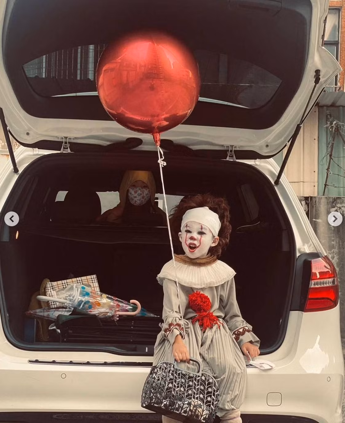 Mọi chi tiết về nhân vật đều được mẹ của Momo làm giống y "bản gốc", thậm chí hai cô bé còn thể hiện các thần thái y như trong phim.