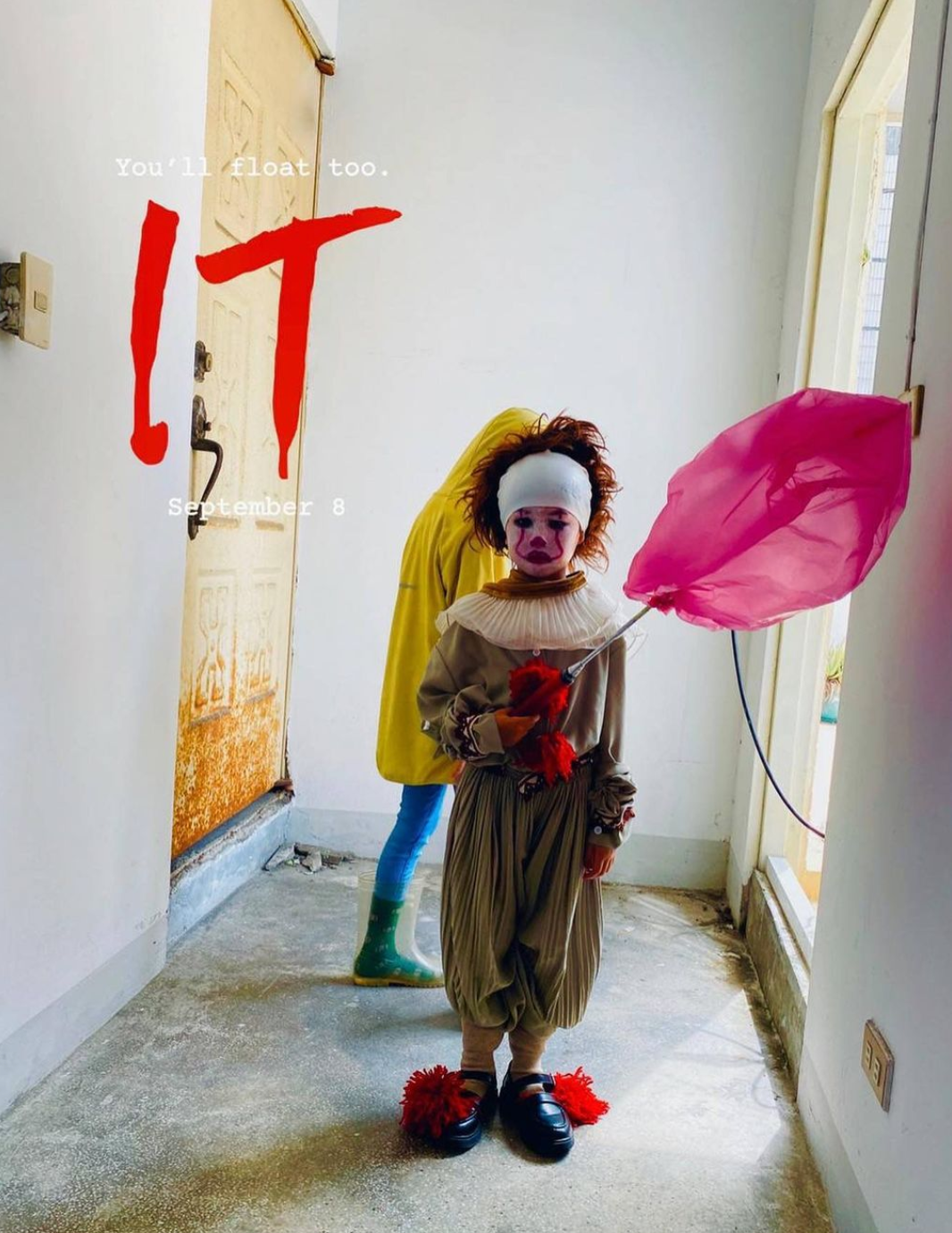 Mùa Halloween năm nay, ngoài Momo Lu còn có sự tham gia của cô em gái Miemie, hai chị em đã có màn hoá trang thành chú hề trong IT vô cùng độc đáo.