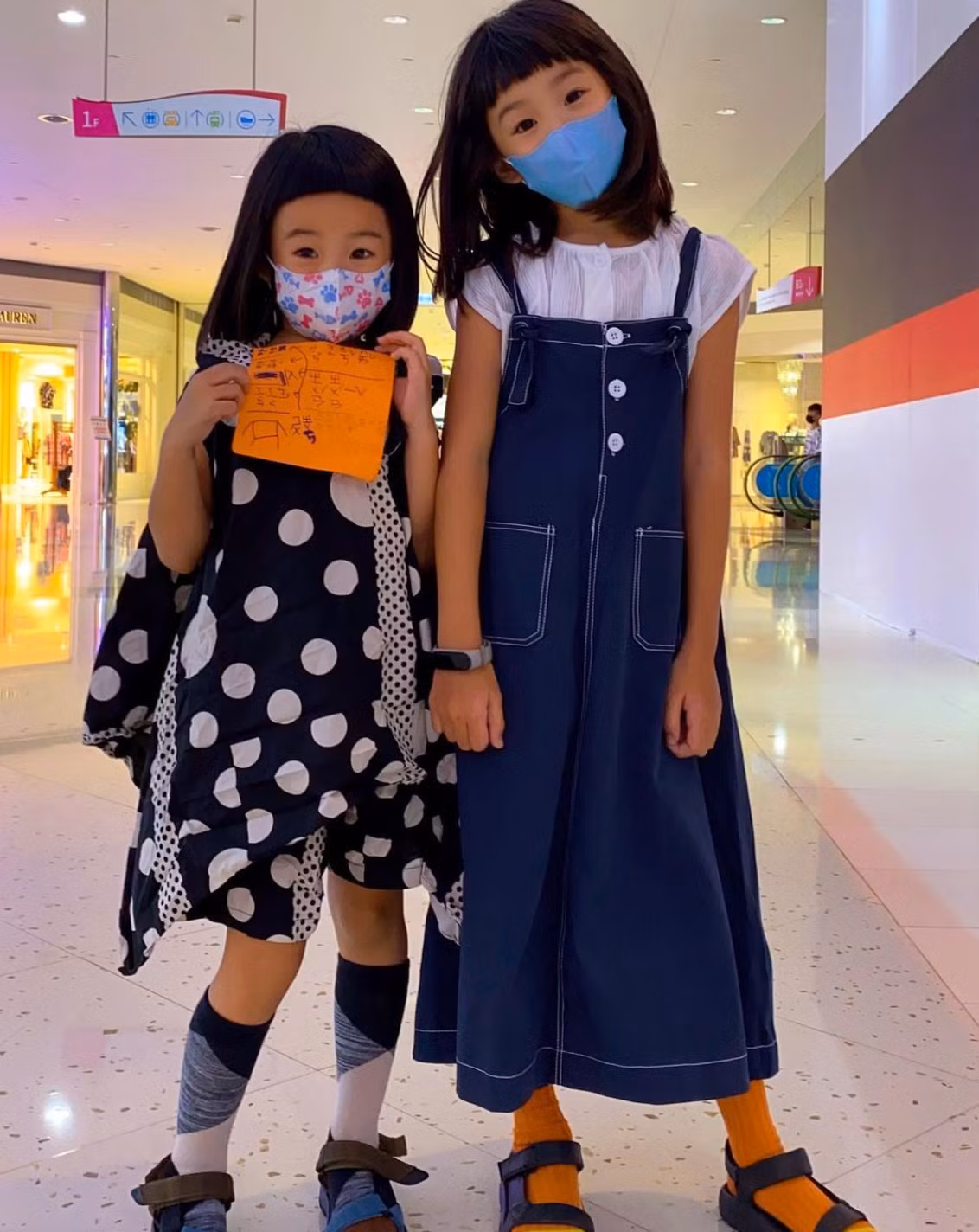 Qua loạt ảnh được chia sẻ có thể thấy hai cô bé luôn xuất hiện với trang phục sành điệu chẳng khác nào "fashionita nhí".