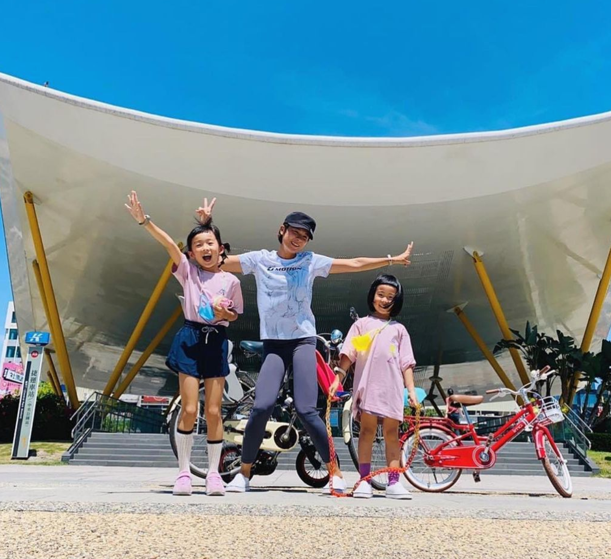 Cô bé trổ dáng và lớn bổng, gương mặt cũng càng ngày càng nét hơn, hứa hẹn sẽ trở thành một mỹ nhân trong tương lai.