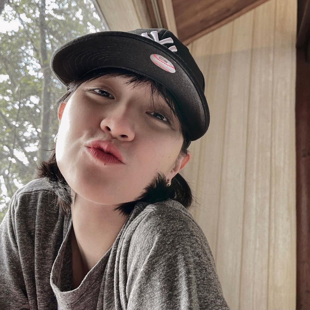 Dù chưa rõ đúng sai ra sao nhưng động thái này đã khiến netizen chú ý, đặt câu hỏi liệu Sơn Tùng M-TP khi nào sẽ lên tiếng để bảo vệ "gà nhà" và Hải Tú cũng như xuất hiện để làm rõ drama "trà xanh" ầm ĩ thời gian qua.