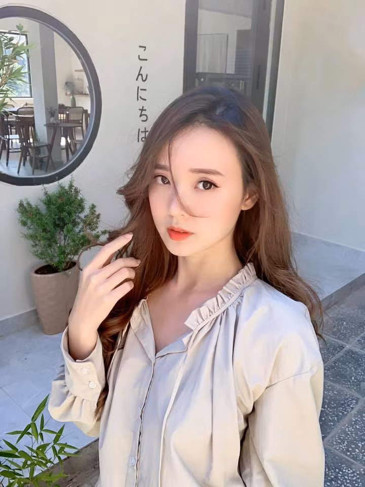 Chưa dừng lại ở đó, Midu còn là một nhà thiết kế và đang làm giảng viên ngành Thiết kế thời trang của một trường đại học tại TP Hồ Chí Minh.