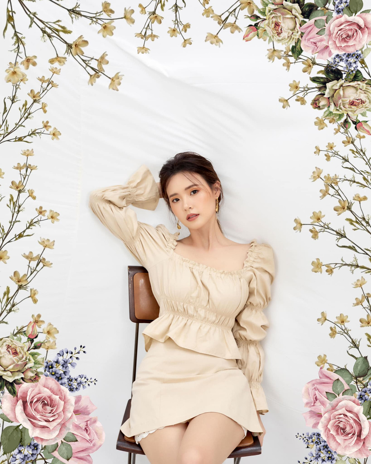 Nàng hot girl chia sẻ: "Chúc mừng sinh nhật em. Nguyện cho em trên bàn có hoa, trong chén có trà, ngày mưa có ô, đêm tối có đèn. Nguyện cho em thanh đạm không tranh, một đời có người lương thiện bầu bạn. Nguyện cho em... cả đời an yên".