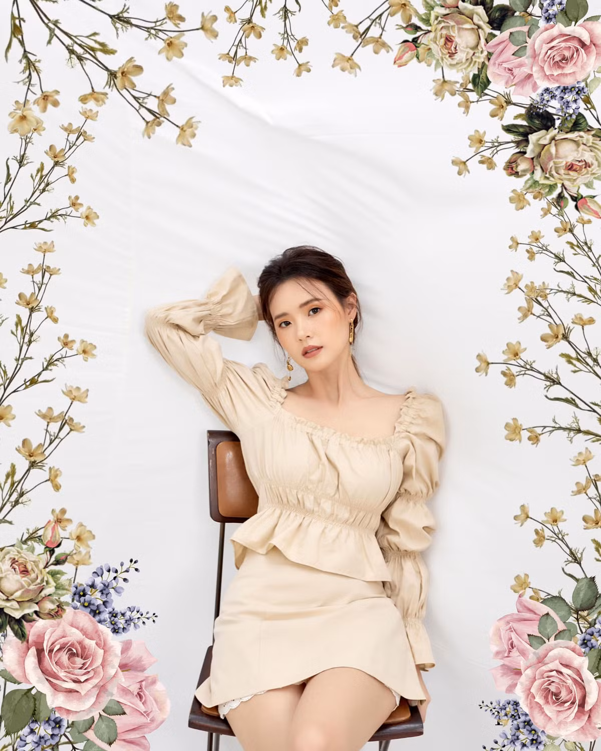 Nàng hot girl chia sẻ: "Chúc mừng sinh nhật em. Nguyện cho em trên bàn có hoa, trong chén có trà, ngày mưa có ô, đêm tối có đèn. Nguyện cho em thanh đạm không tranh, một đời có người lương thiện bầu bạn. Nguyện cho em... cả đời an yên".