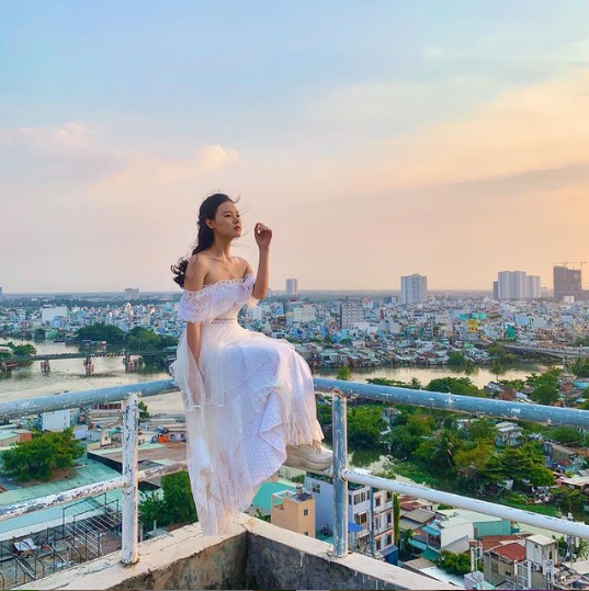 Không chỉ vậy, người hâm mộ còn ưu ái đặt cho nữ diễn viên Thiên Mệnh Anh Hùng nickname là "thánh hack tuổi", bởi gương mặt của cô chẳng có mấy khác biệt so với 10 năm trước.