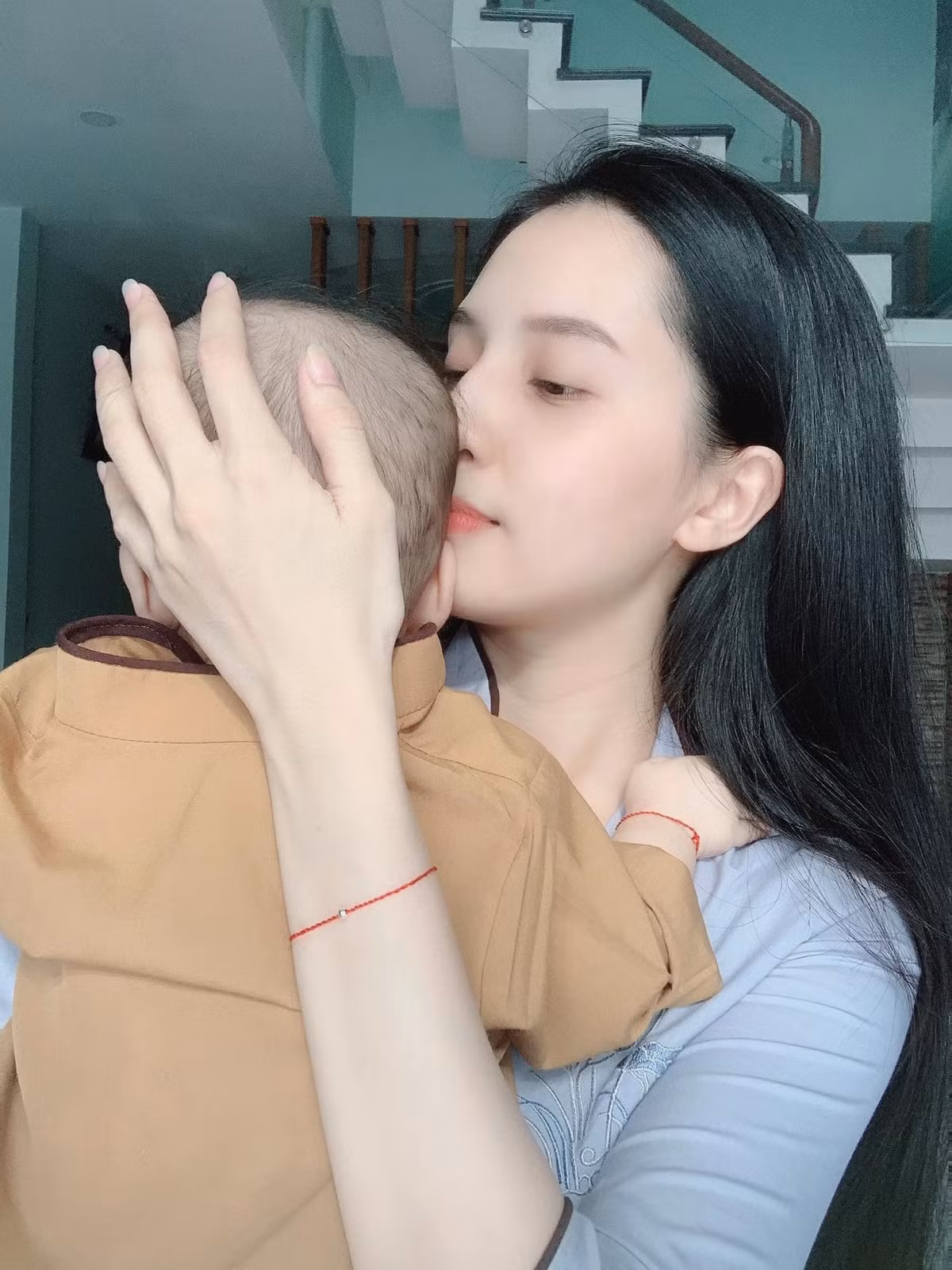 Thiên An nhanh lấy lại dáng thần tốc sau 6 tháng sinh con, quả là "gái một con trông mòn con mắt".