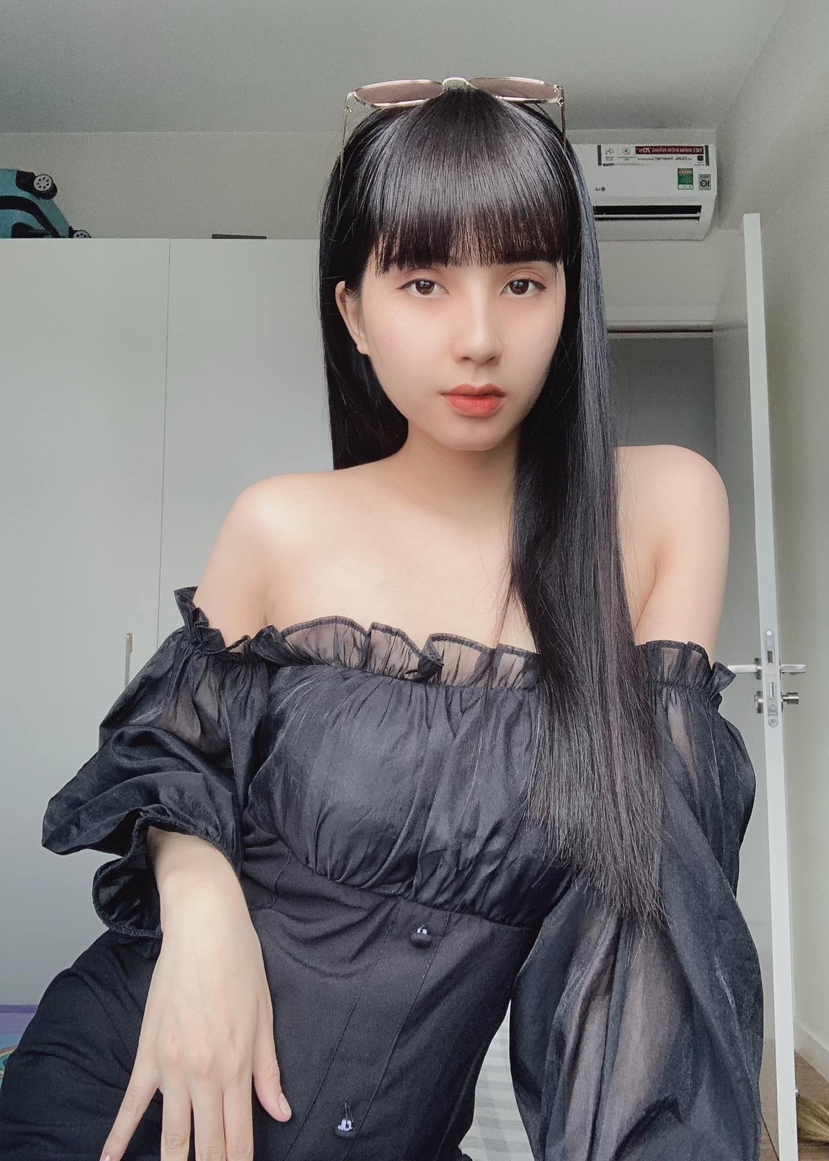 Gương mặt cô nàng càng trở nên thanh thoát hơn, nhẹ nhàng nhưng đầy sức hút hơn khi để kiểu tóc mới này.