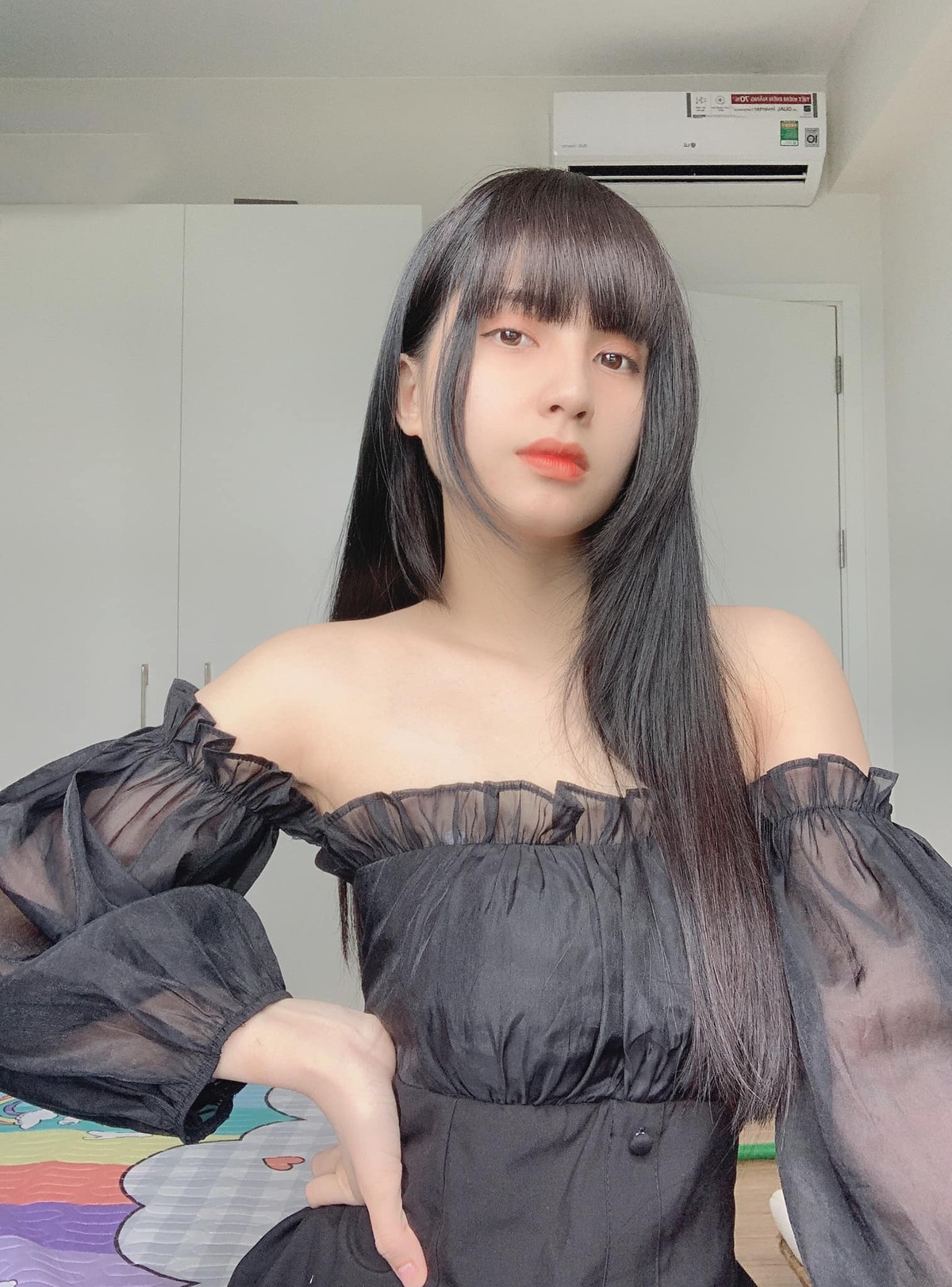 Mới đây, hot girl Thiên An khoe loạt ảnh mới trên trang cá nhân gây sốt, hot girl gốc Bình Dương chọn kiểu mái ngang có phần lạ lẫm.