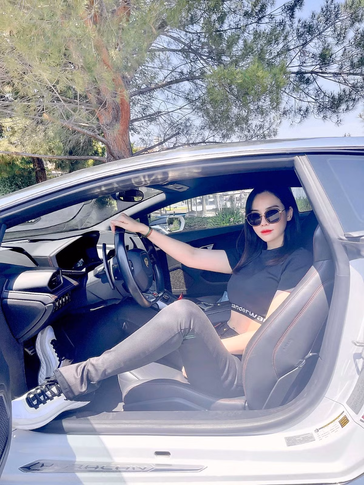 Giống như nhiều nàng dâu hào môn khác, cuộc sống của Lan Phương cũng ngập tràn hàng hiệu. Thậm chí với gia thế nhà chồng, cô còn có phần chịu chơi, chịu chi hơn hẳn.