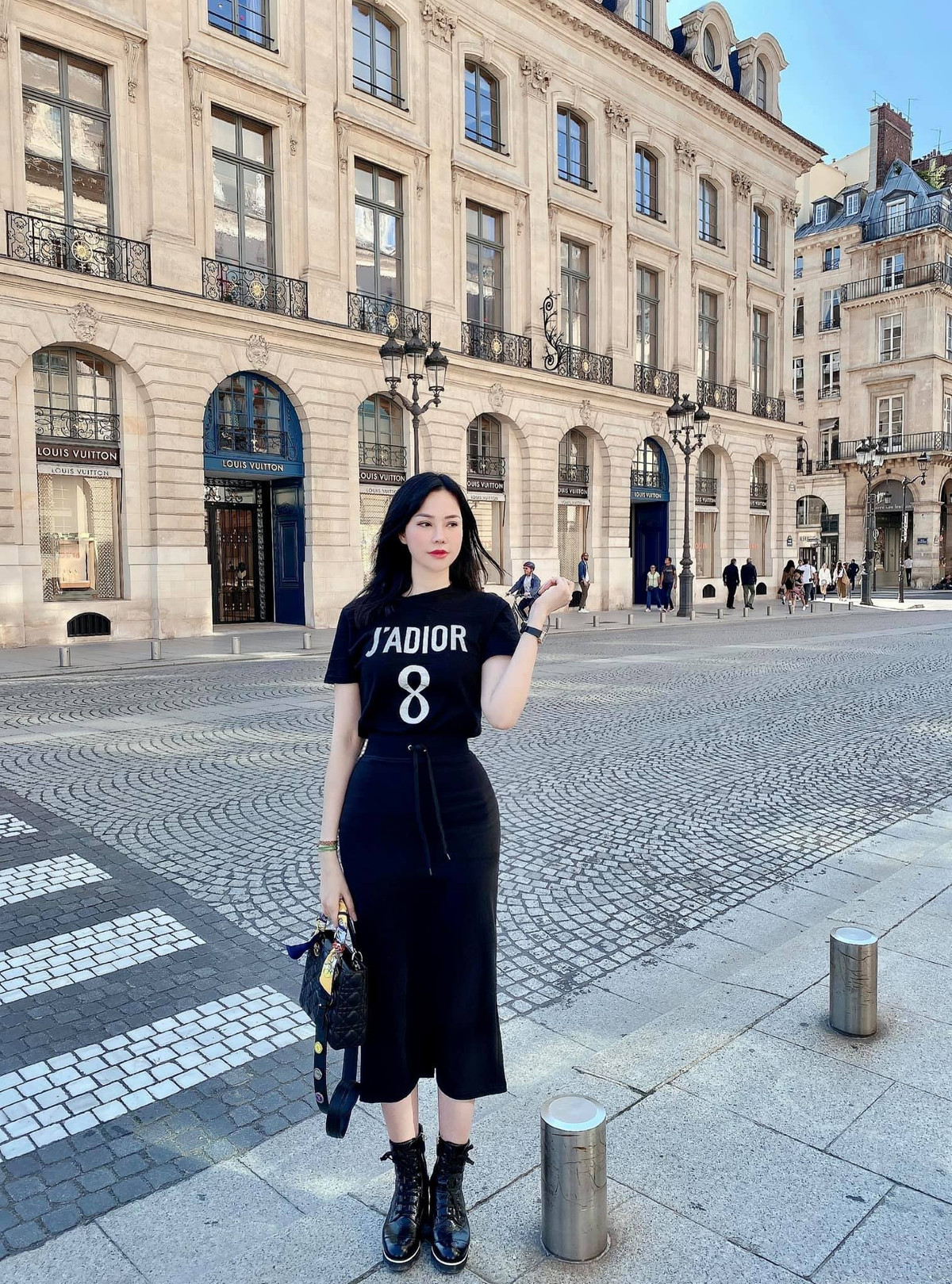 Ngoài sở hữu vóc dáng đẹp mĩ mãn, Lan Phương còn làm không ít người "nổ mắt" ghen tị với cuộc sống xa hoa, giàu có.