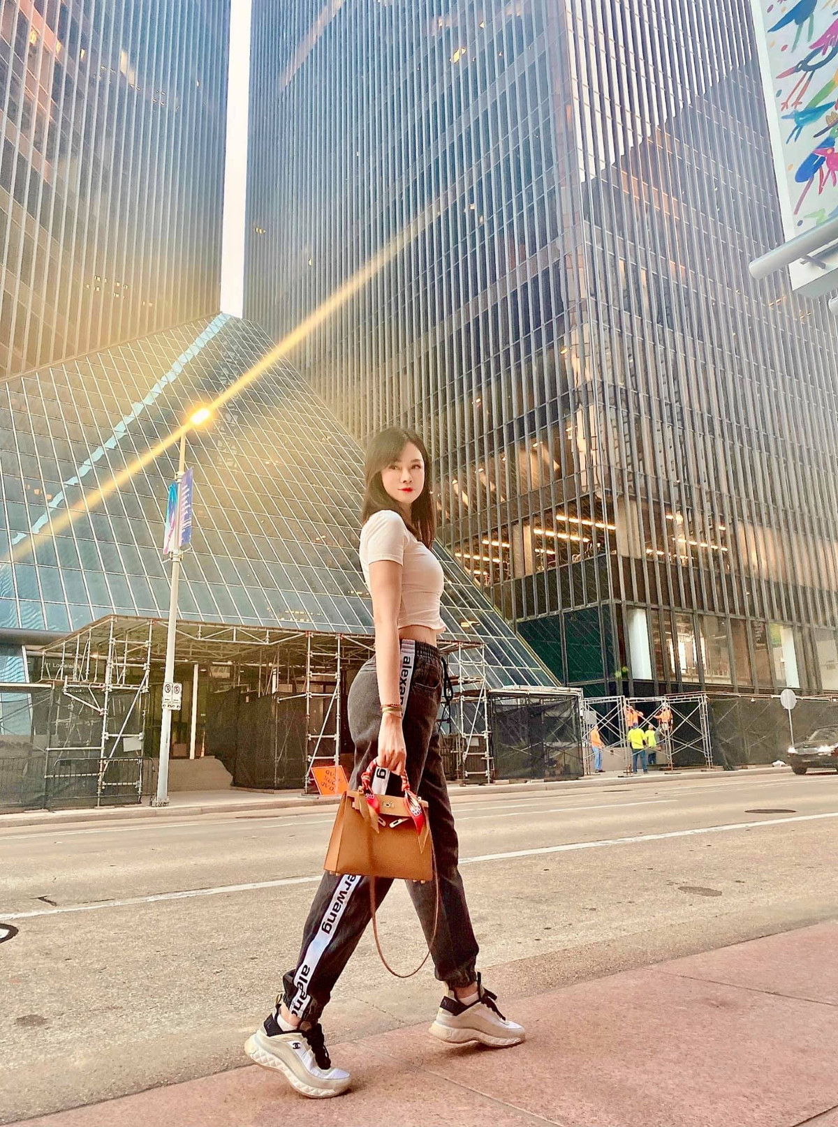 Trong hình, con dâu Hoàng Kiều diện chiếc áo đỏ, khoét xẻ táo bạo. Trên môi còn kèm theo một bông hoa hồng, tạo cảm giác vô cùng quyến rũ.