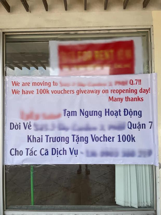 Một biển quảng cáo của quán làm đẹp mới đây đã khiến những người qua đường phải đứng lại đọc và khó hiểu, bởi lẽ nội dung trên đó sai chính tả nhiều quá, còn chêm nửa Anh - nửa Việt siêu lủng củng. Theo đó, dòng chữ Tiếng Việt cũng sai chính tả rất nhiều như "tấc cã" (viết đúng: tất cả).