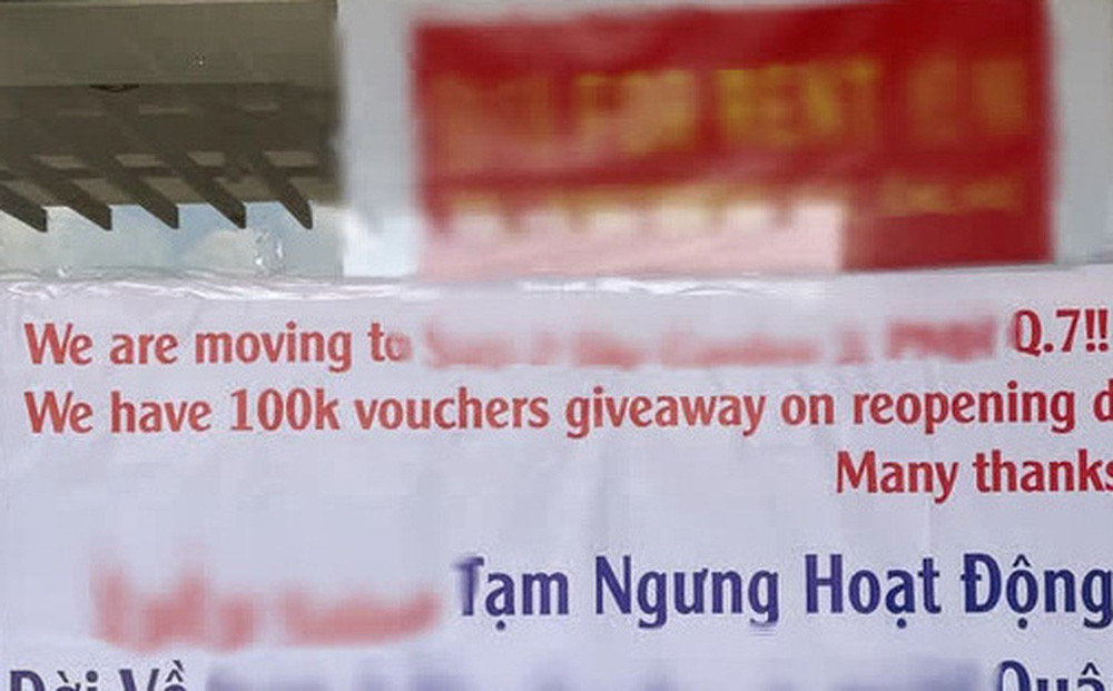 Ngoài ra, dòng chữ Tiếng Anh cũng sai nốt: "vocher" (từ đúng: "voucher"). Bên cạnh đó còn là chêm Tiếng Anh khi "quận 7" không dịch nốt thành "District 7" mà lại viết tắt thành "Q.7".