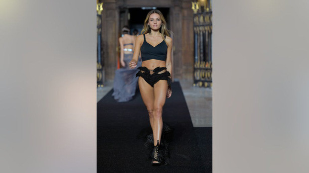 Mặc dù sải bước vô cùng tự tin, thần thái nhưng Thylane vẫn không thể che đi vẻ ngoài già hơn so với tuổi cùng thân hình không mấy nổi bật.