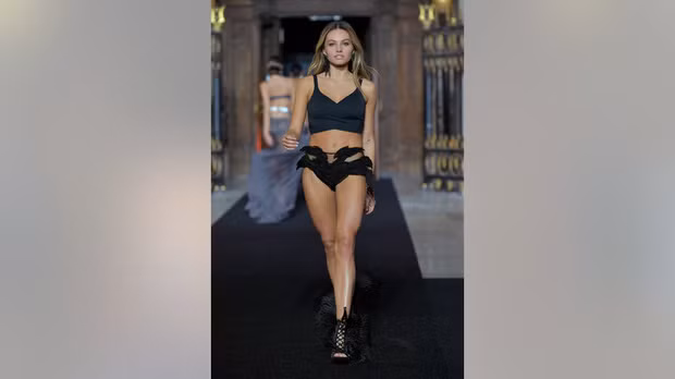 Mặc dù sải bước vô cùng tự tin, thần thái nhưng Thylane vẫn không thể che đi vẻ ngoài già hơn so với tuổi cùng thân hình không mấy nổi bật.