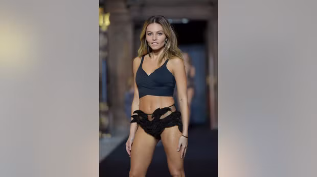 Tại Tuần lễ thời trang Paris trên sàn diễn của Etam Live Show, "cô bé đẹp nhất thế giới" năm nào khiến nhiều fan thất vọng vì hình ảnh mới nhất.