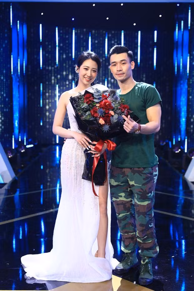 Tại chương trình, cô đã chính thức trao hoa và được ghép cặp với chú bộ đội Nhật Linh, cô tiết lộ cả 2 đang có mối quan hệ trên mức tình bạn nhưng chưa phải là tình yêu.