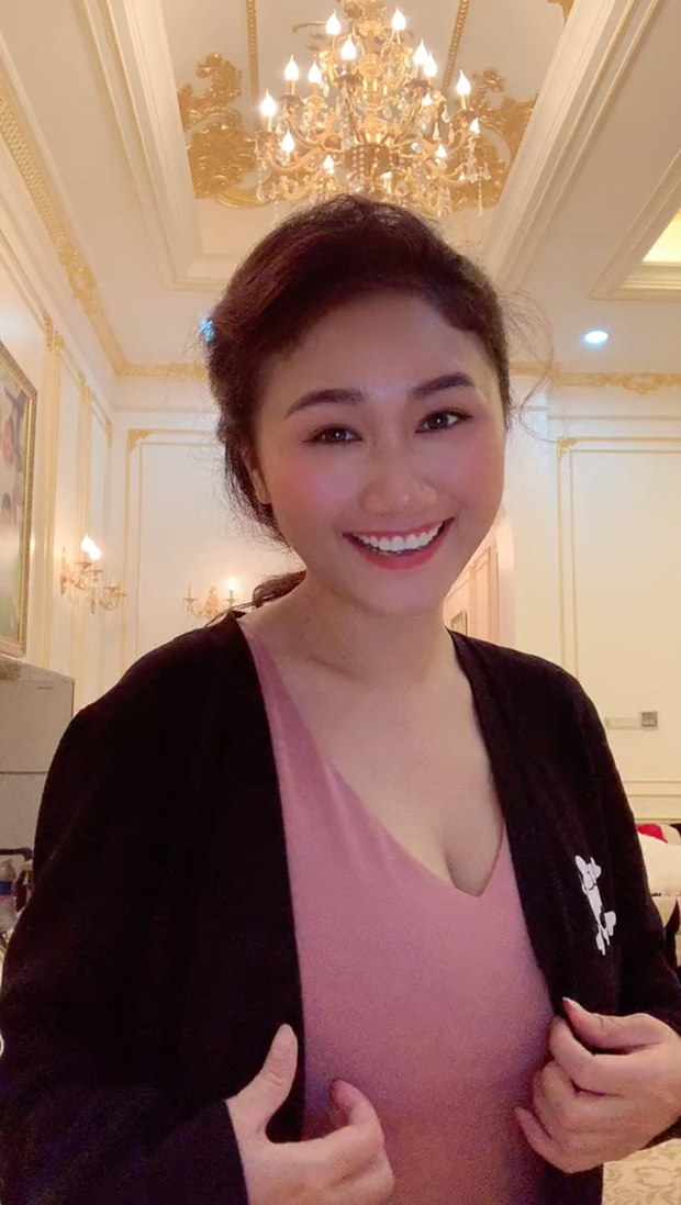 Ở kênh TikTok, con dâu nữ CEO khu du lịch Đại Nam còn thường xuyên quay clip tại biệt thự lớn của nhà chồng và thường xuyên chăm chỉ tương tác, thả tim với mọi người.