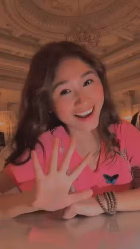 Nhan sắc của cô nàng được không ít người nhận xét là xinh đẹp và có nét tương đồng với mẹ chồng.