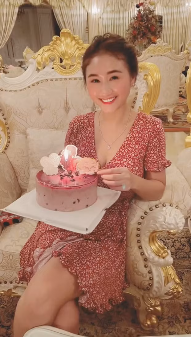 Vẻ ngoài xinh xắn, dễ thương của nàng dâu hào môn. Ảnh: Tổng hợp