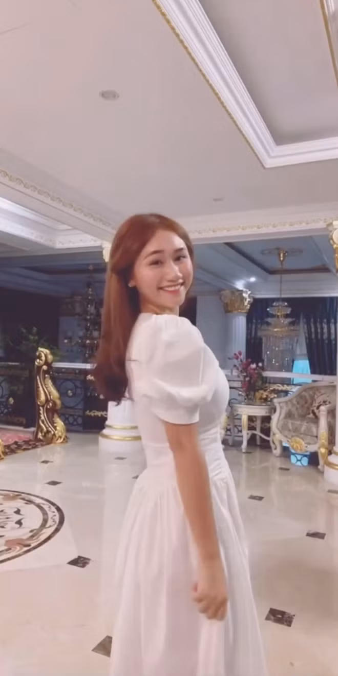 Phương Thảo và bà Phương Hằng còn liên tục thể hiện tình cảm thân thiết với nhau như ôm eo, hôn má nhau.