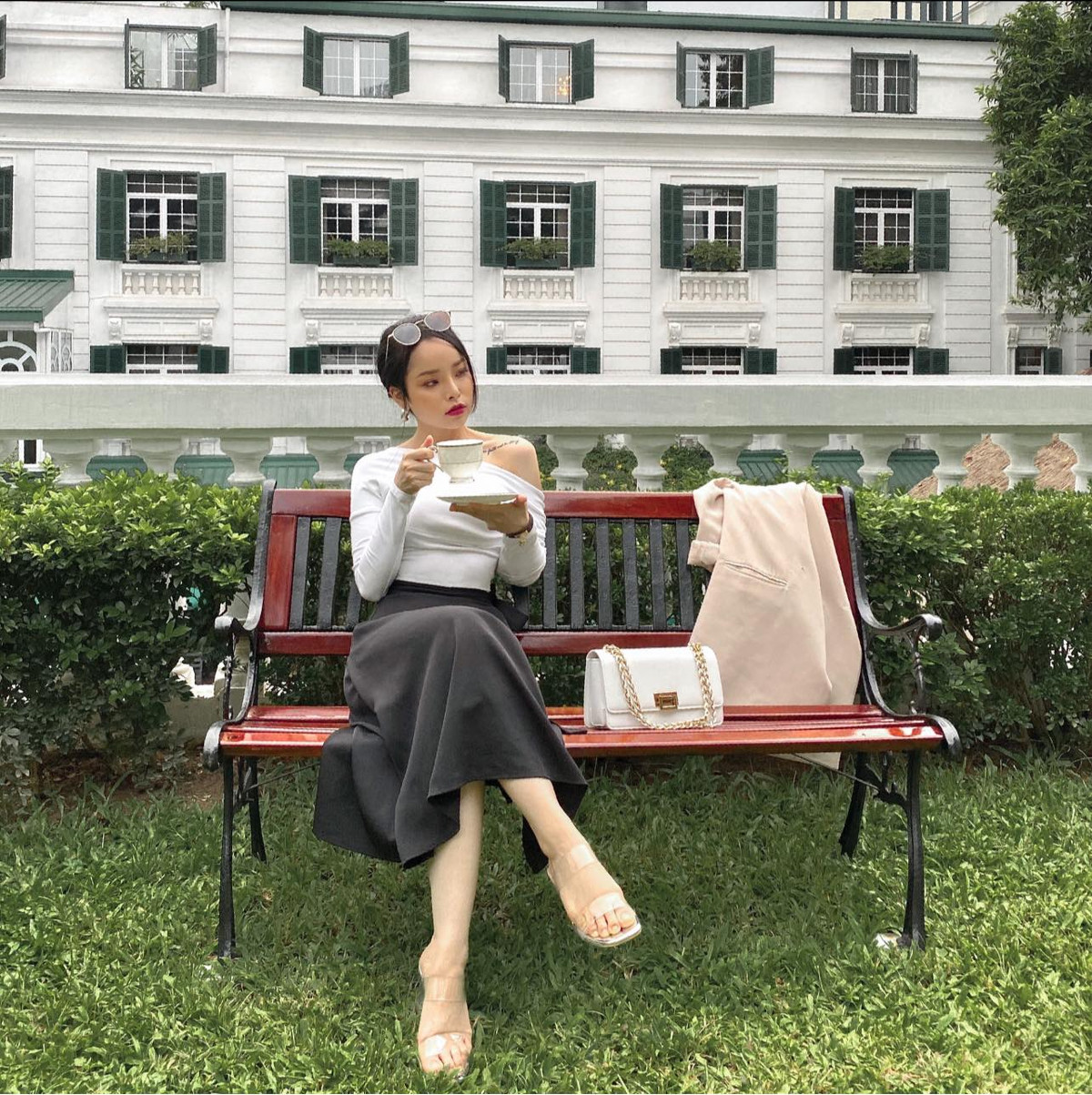 Sau đó, hot girl Hà thành quyết tâm giảm cân bằng tất cả các phương pháp như uống nước mía ớt, uống nước chanh loãng, nhịn ăn,... kết hợp với đi bộ 10 km cả đi cả về khi đi học.