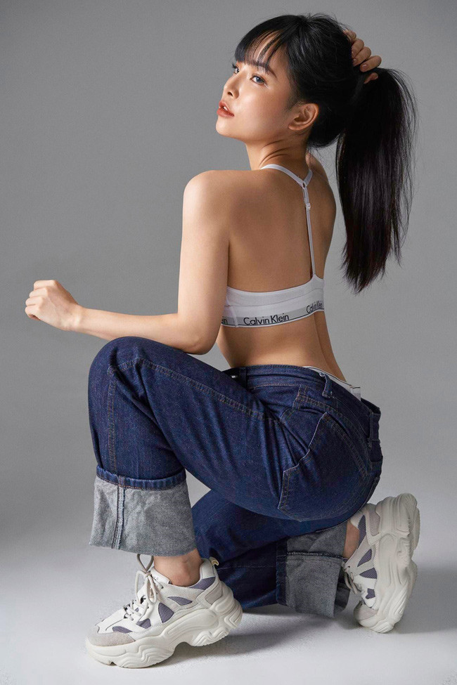 Cô nàng chỉ cao vỏn vẹn 1m52 nhưng vẫn bốc lửa khó ngờ.