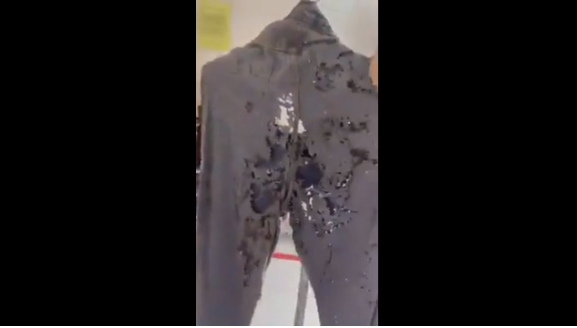 Sau khi chia sẻ lên MXH, đoạn clip này đã thu hút nhiều bình luận và chia sẻ của cư dân mạng. Trong đó có rất nhiều bình luận hài hước như: "Coi mà muốn khóc cùng chị luôn á. Giờ lấy gì mà mặc đây trời", "Sợ quá mọi người ơi, toàn đồ mới mua chưa mặc mà hỏng hết như thế này thì xót lắm",...