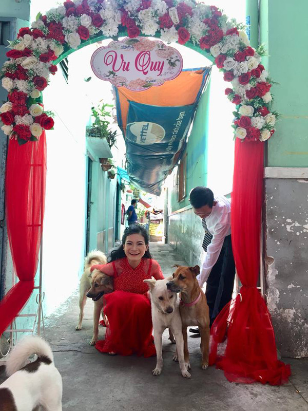 Hình ảnh các chú chó buồn ra mặt lúc cô chủ chuẩn bị theo chồng về dinh rồi lại cứ ngóng trông bóng dáng cũ như thường ngày mà khiến nhiều người ta cảm thấy thương, ấm lòng. Ảnh: Tổng hợp