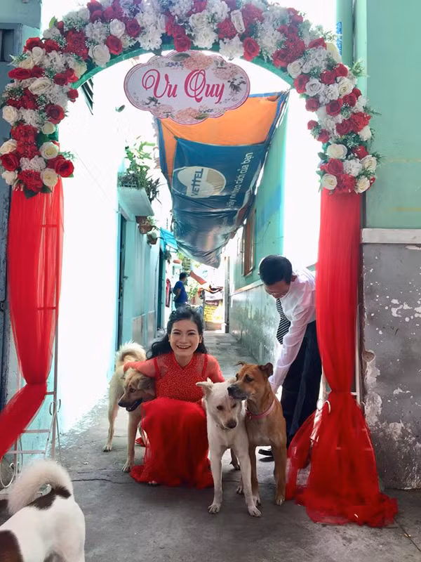 Hình ảnh các chú chó buồn ra mặt lúc cô chủ chuẩn bị theo chồng về dinh rồi lại cứ ngóng trông bóng dáng cũ như thường ngày mà khiến nhiều người ta cảm thấy thương, ấm lòng. Ảnh: Tổng hợp