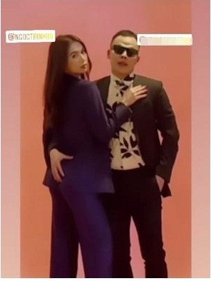 Mới đây nhất, Vũ Khắc Tiệp lại một lần nữa khiến cư dân mạng dậy sóng vì đưa tay "đi chơi xa" trong đoạn clip hậu trường chụp ảnh. Cả Ngọc Trinh và ông bầu đều lên đồ rất chỉn chu và pose dáng tình tứ bên nhau.