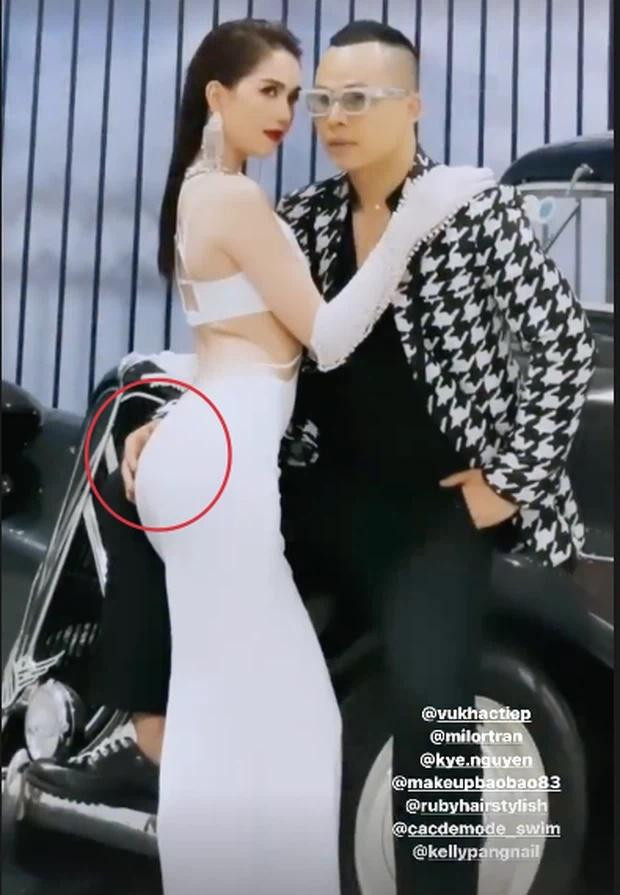 Mặc dù cặp đôi có mối quan hệ tri kỷ thân thiết, cả hai thoải mái ôm ấp tình tứ như người yêu nhưng hành động "bàn tay hư" của ông bầu khiến 1 bộ phận khán giả khó chịu.